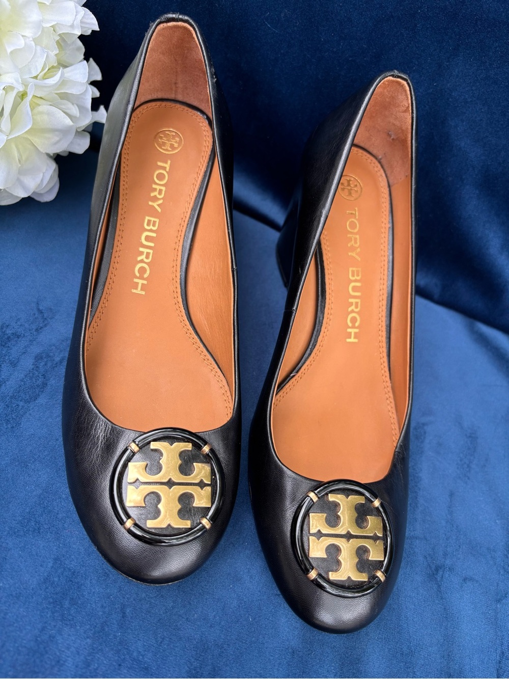 Tory Burch Black Leather Ballet Flats with Gold Logo Medallionw. Size 8.5